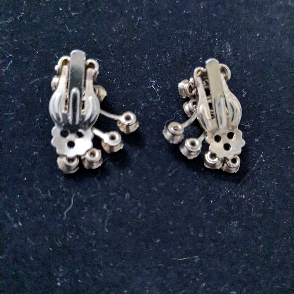 Rhinestone Fan 1950's-60's Clip on Earrings - Picture 4 of 5